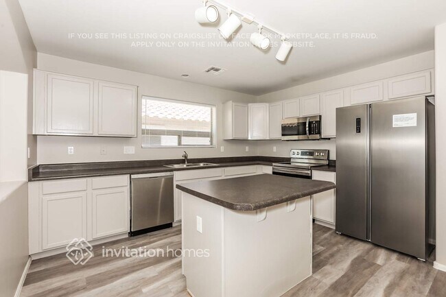 Building Photo - 1445 E Shari St