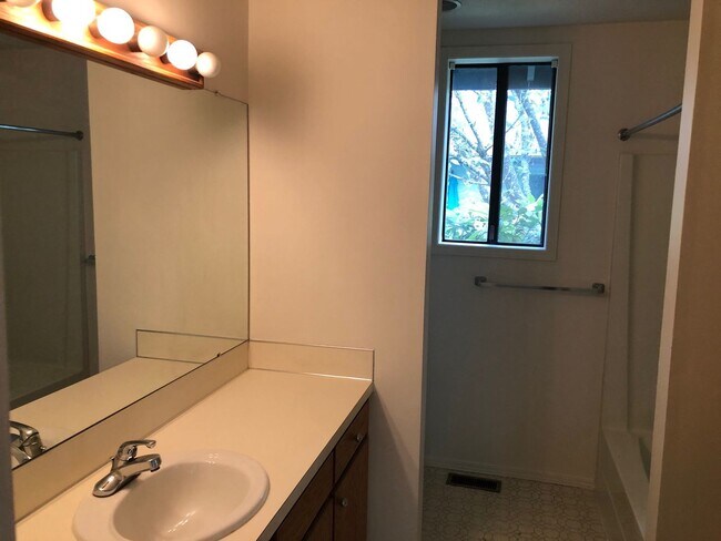 Building Photo - 5856 SW Lakeview Blvd. ~ Lake Oswego Home