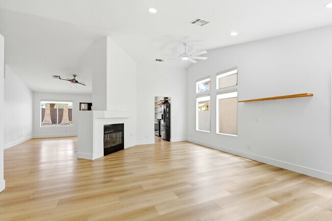Foto del edificio - Remodeled Single Story in Guard Gated Community!!!
