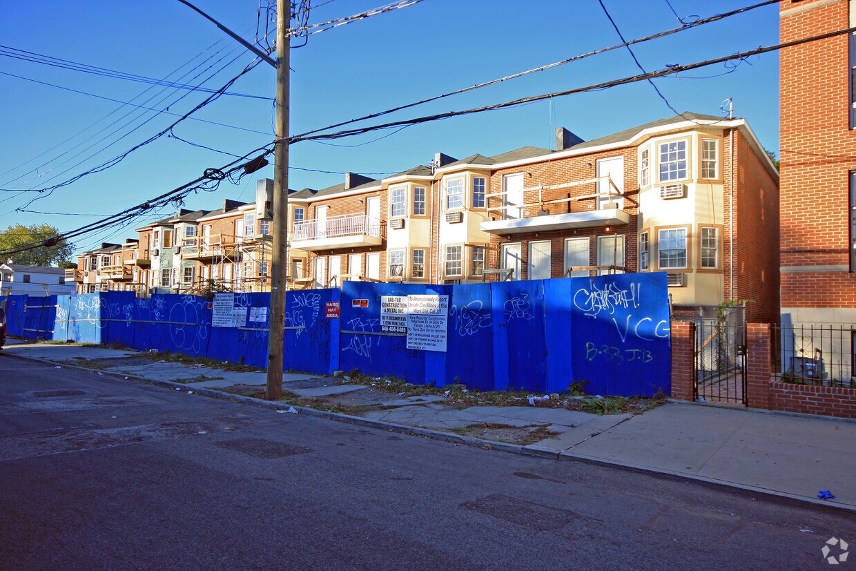 Primary Photo - 402-422 Shepherd Ave