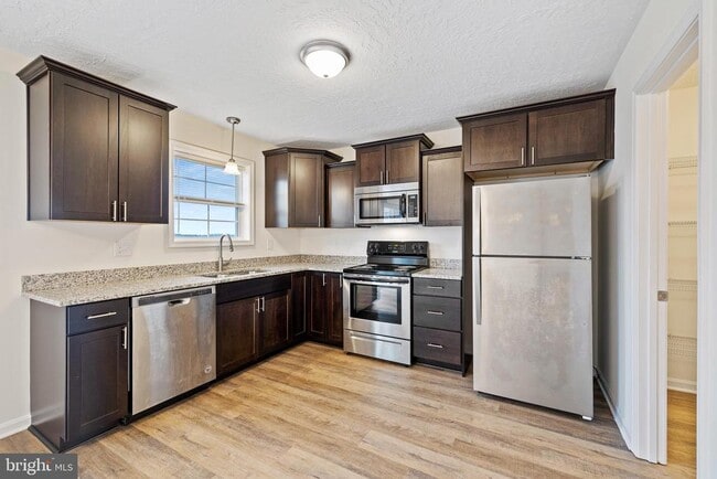 Foto del edificio - 2933 HICKORYWOOD Ln