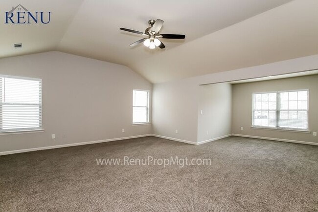 Building Photo - Now available 5 bedrooms 3.5 baths