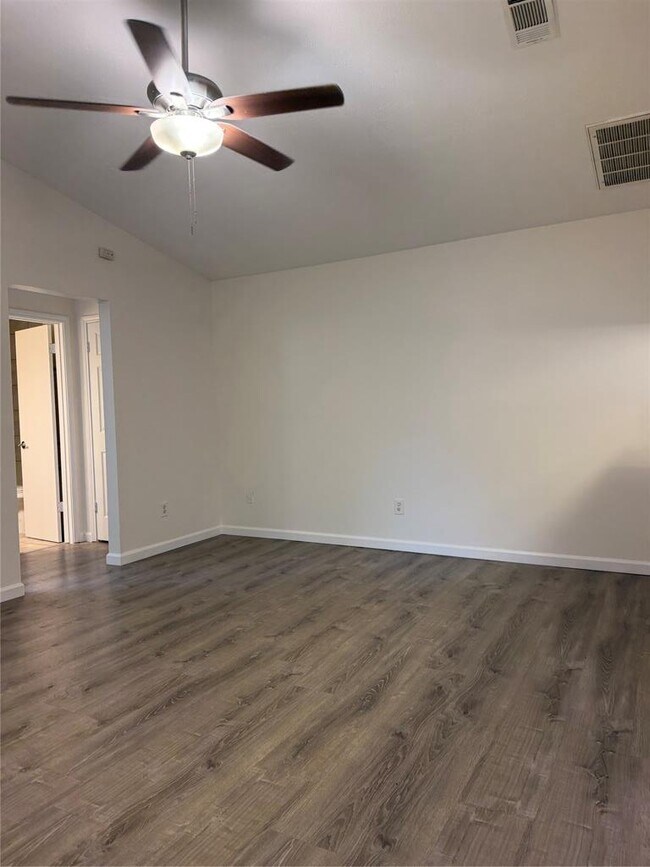 Building Photo - 615 Luther Dr