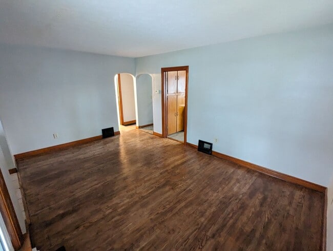 Building Photo - Beautiful 3 bedroom home with covered fron...