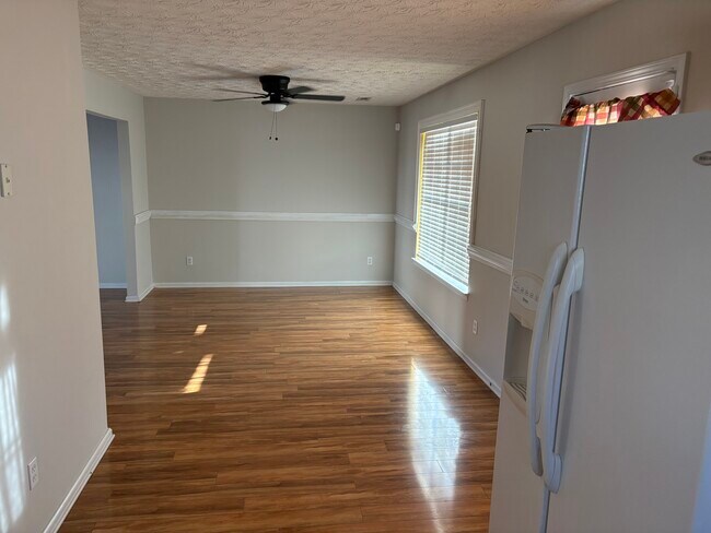 Building Photo - 8261 Sunnydale Ln
