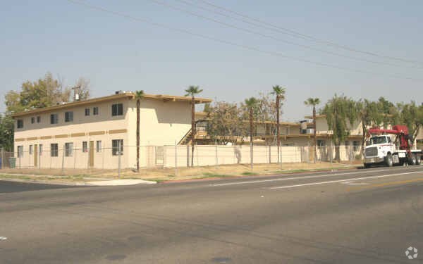 Building Photo - 816 W Shields Ave
