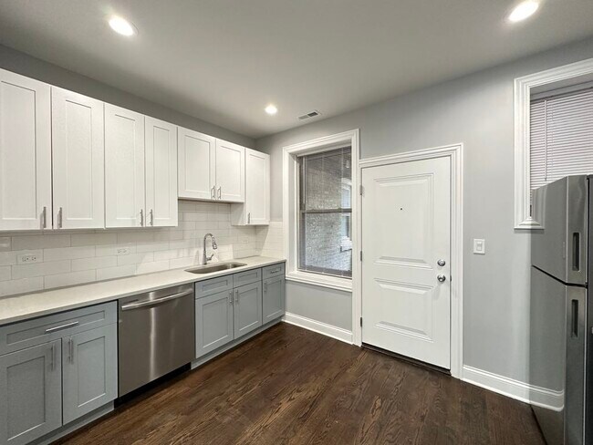Building Photo - 1224 W Rosemont Ave