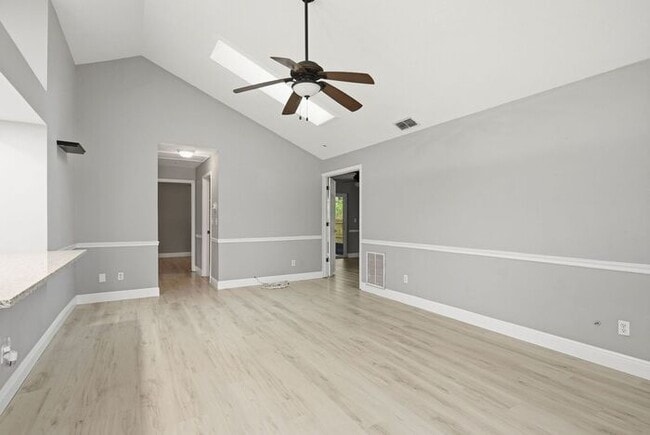 Foto del edificio - Single Family Home in Lake St George