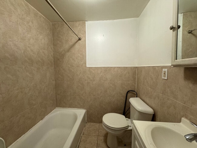 Building Photo - 860 Herkimer St