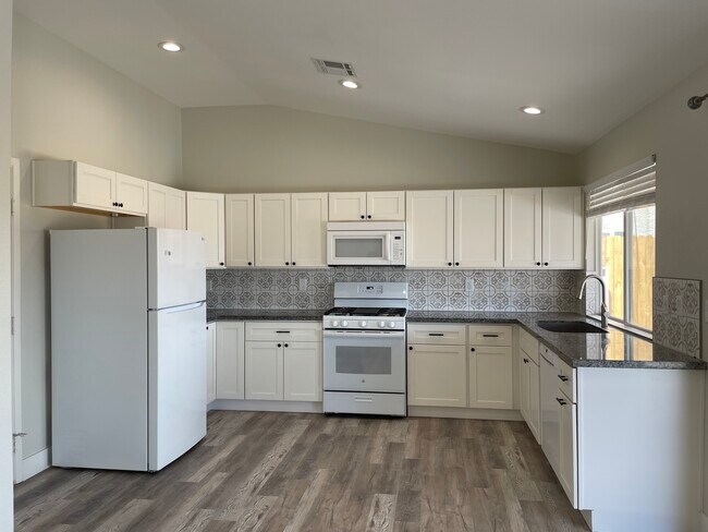 Building Photo - 838 Grape Vine Ave