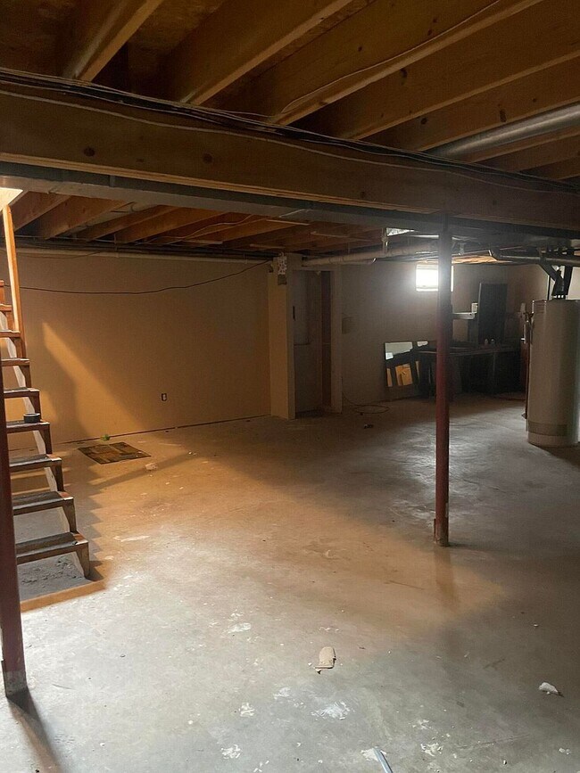 Building Photo - 822 N Delia St