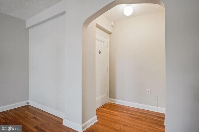 Foto del edificio - Spacious 1BR/1BA in Fabulous Cathedral Hei...