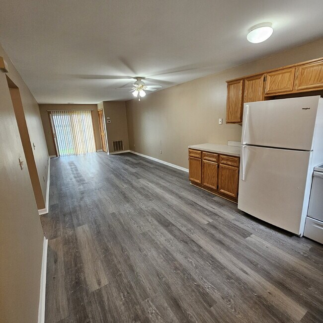 Foto del edificio - 2 Bedroom Lower Condo w/ Private Entrance....