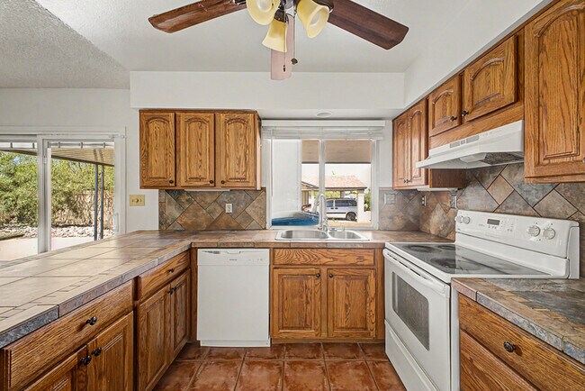 Foto del edificio - 2822 E Willow Ave