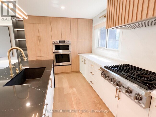 Building Photo - 34 Sir Brandiles Pl