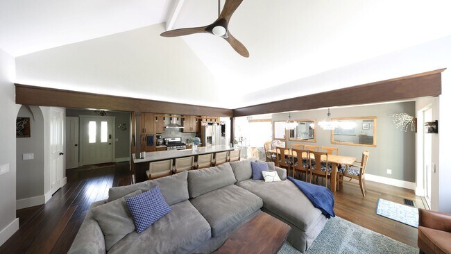 Building Photo - 3 Bed 3 Bath - Upgrades Throughout - Matur...