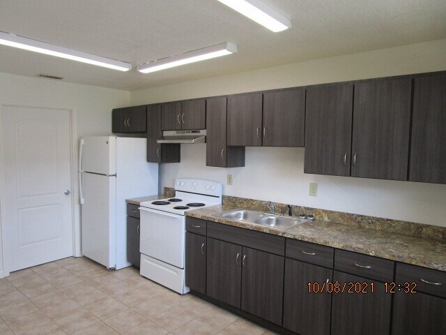 Building Photo - 1262 Essex Rd