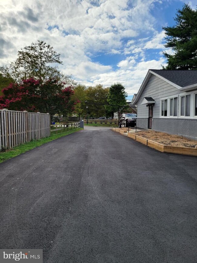 Building Photo - 9141 Old Scaggsville Rd