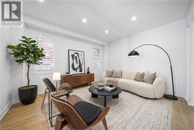 Photo du bâtiment - 897 Stoutt Cres