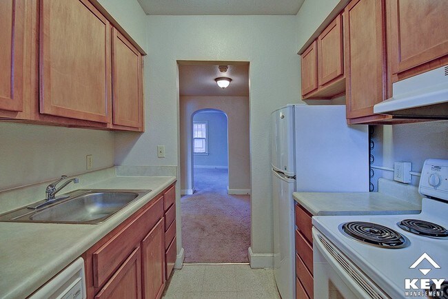 Old English Court Apartments Wichita Ks Ft 1 Bdrm Kitchen Angle 2 Old English Court