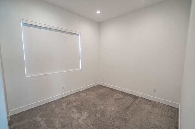 Building Photo - 5 Bedroom Home for Rent in Santa Clarita!