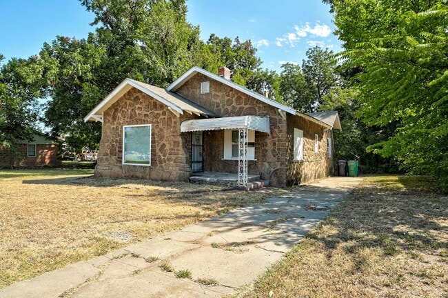 Building Photo - Large 2 bed / 1 bath house! 3 Minutes from I-235, and 10 Minutes from Bricktown!