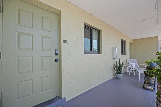 Foto del edificio - "Charming 2-Bed, 2-Bath Villa in Lake Shore Condominiums"