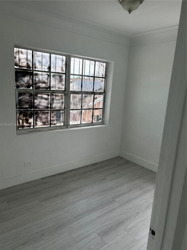 Foto del edificio - 2215 NW 33rd St