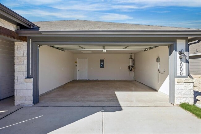 Building Photo - 5000 Hazelnut Ln