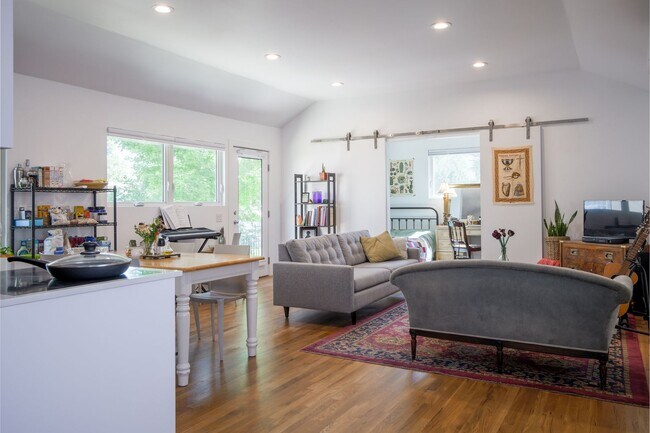 Foto del edificio - Amazing European Remodel on Classic Ranch ...