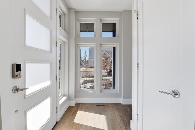 Foto del edificio - $5,740.95, $300 off the first month's rent, 4 Beds - 5 Bath, Townhouse in Denver with Office!