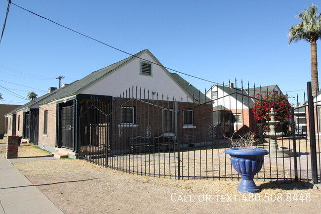 Building Photo - Charming 2-Bedroom Cottage in the Heart of...