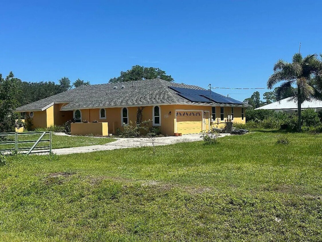 Beautifully Renovated Pool Home in The Acreage - 3bed | 2.5bath - Beautifully Renovated Pool Home in The Acreage - 3bed | 2.5bath