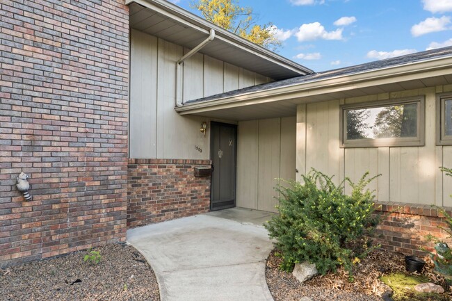 Building Photo - 3 br, 3 bath House - 1905 Twin Oaks Drive