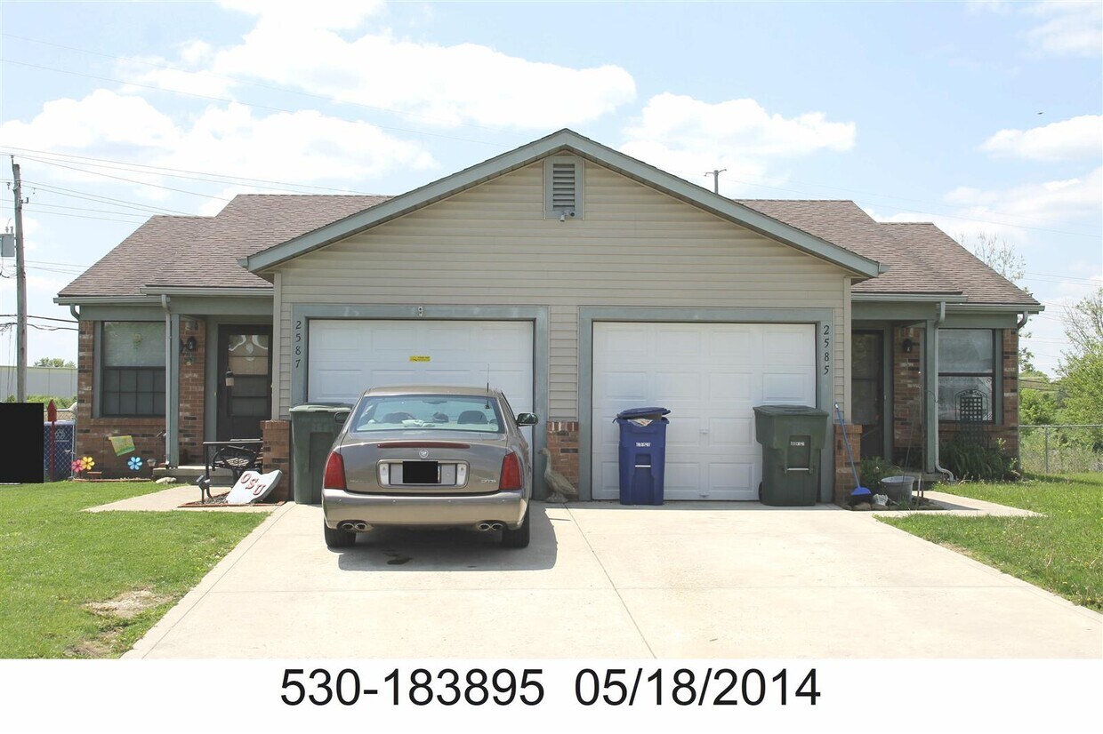 Building Photo - 2585-2587 Four Seasons Dr
