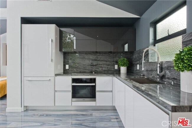 Foto del edificio - 2652 Lisco Pl