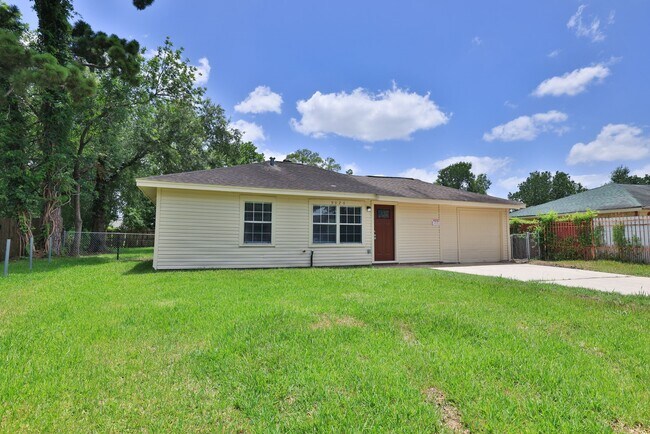 Building Photo - 9026 Lake Forest Blvd