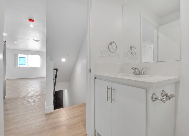 Foto del edificio - 5850 Vineland Ave