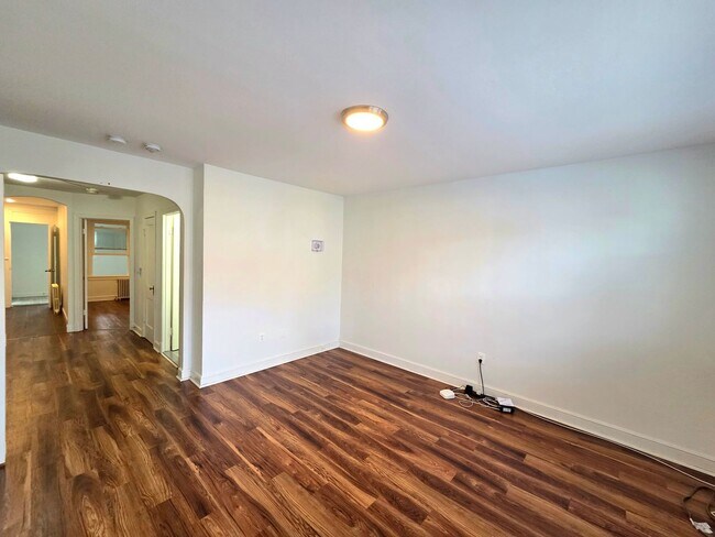 Building Photo - Newly Renovated 1 BR + Den/1 BA Apartment ...