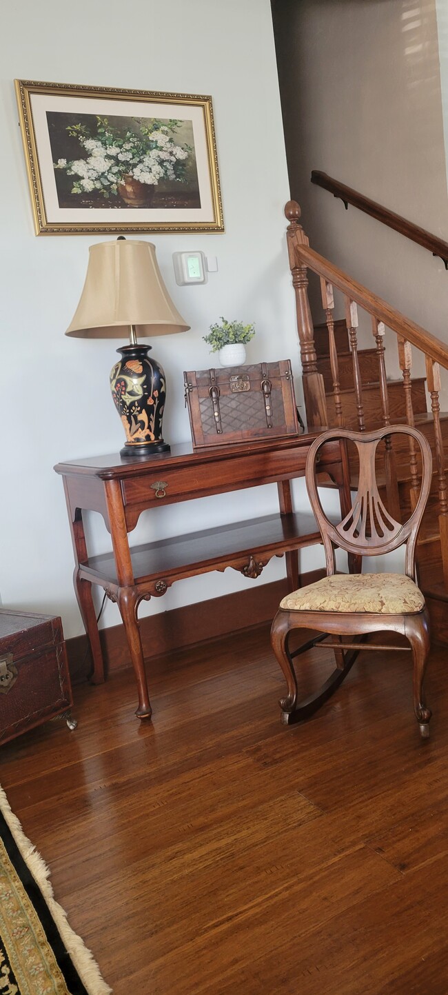 Building Photo - 1055 NE Grandview Dr