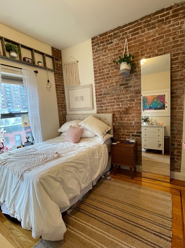 Building Photo - 437 W 44th St