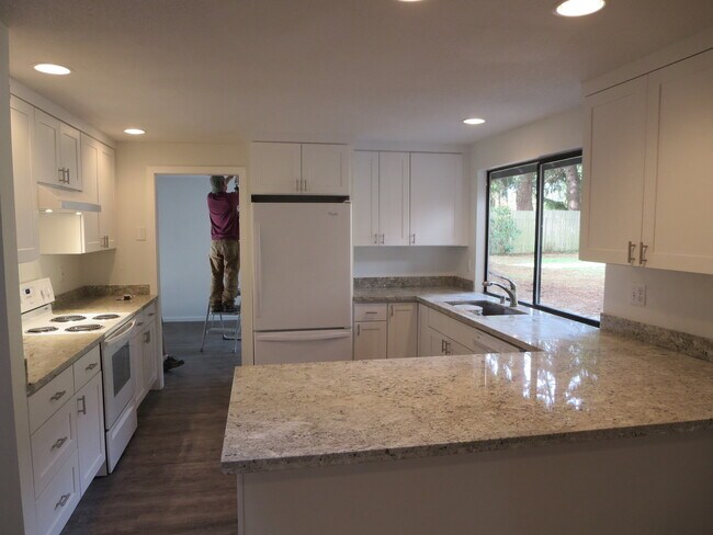 Foto del edificio - Updated Spanish Style Twin Lakes Home