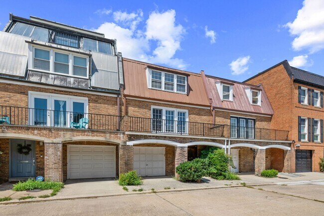 Foto del edificio - Renovated 3-Level Luxury Townhome with Private Garage Near The Wharf