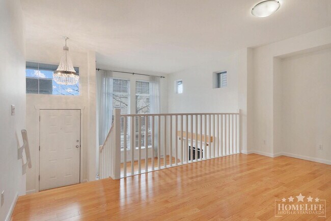 Photo du bâtiment - Spacious 3 Bedroom Home with Finished Basement, Double Garage and Separate Entry in Willoughby, L...