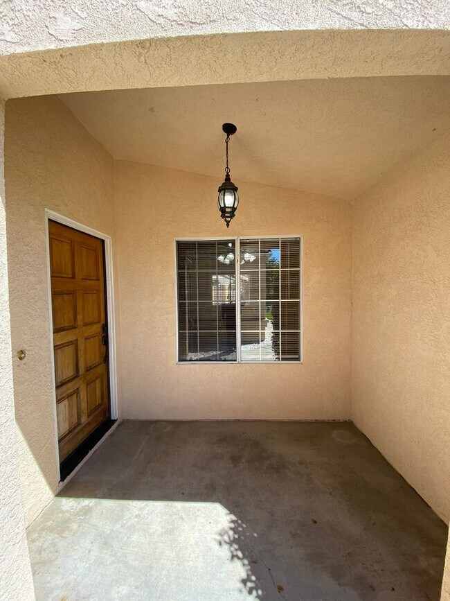 Building Photo - Orcutt Single Story Home Located In Woodme...