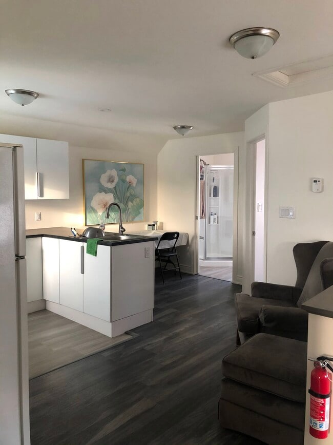 Building Photo - 404 Montreal St