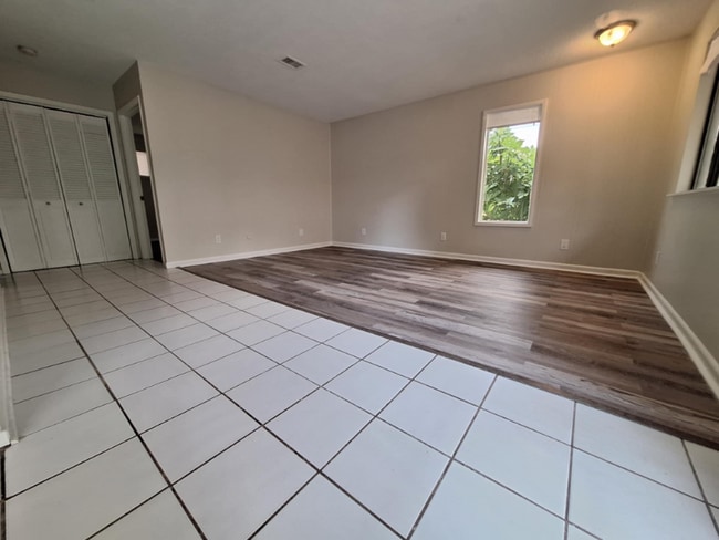 Foto del edificio - 6221 Pinetree Ave