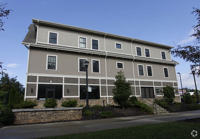 Building Photo - 2 Monticello Village Dr