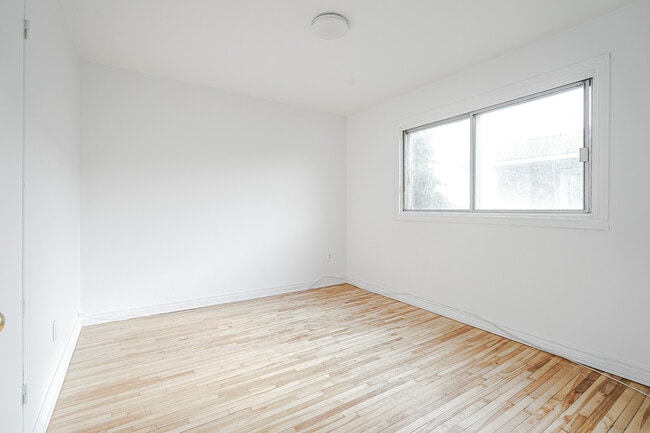 Building Photo - 5651 Boul Henri-Bourassa E