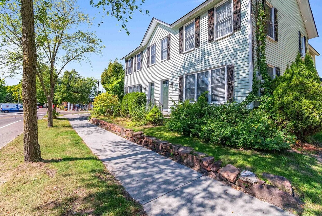 30-32 Sherman St - Lakefront Living, Right in the Heart of Burlington - 30-32 Sherman St - Lakefront Living, Right in the Heart of Burlington